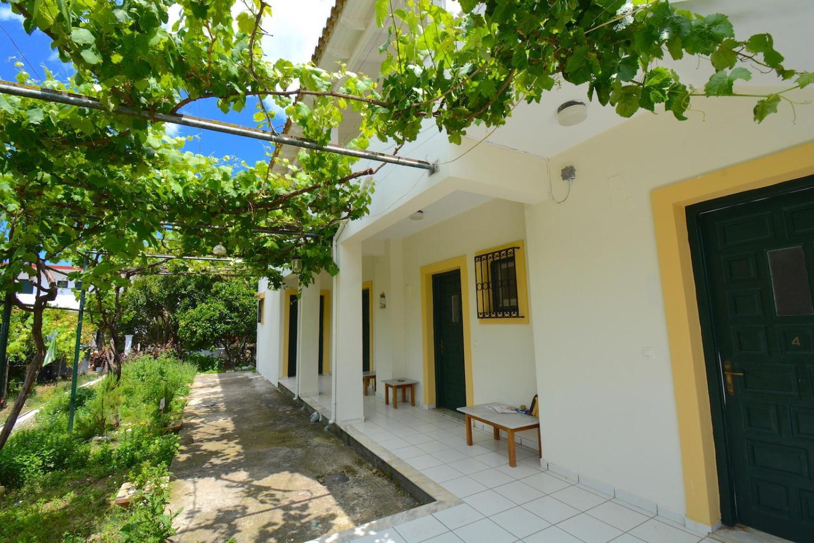 Dolphin Apt & Studios -Near The Beach Apartament *