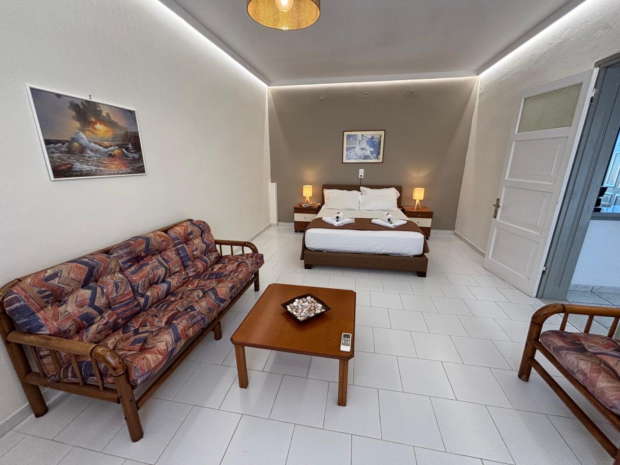 Dolphin Apt & Studios -Near The Beach Roda (Corfu)